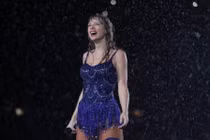 Khi mưa bão ghé thăm show nhạc, ban tổ chức xử lý sao? 