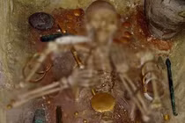 Bí ẩn bộ hài cốt 7.000 năm tuổi phủ đầy vàng bạc