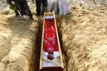 Mở mộ cổ, sững người thấy thi hài cô dâu 5 tuổi dát đầy vàng