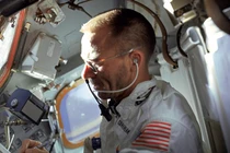 Vì sao phi hành gia không dùng bút chì ngoài vũ trụ? 