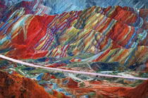 Độc đáo dãy núi 7 sắc cầu vồng nổi tiếng Trung Quốc