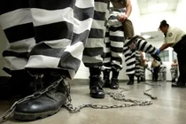 Bí mật ít biết về trang phục phổ biến nhất của tù nhân