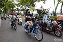 Hào hứng quét mã thuê xe đạp công cộng kiểu mới ở Hà Nội