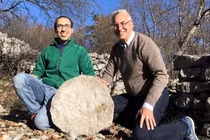 Tảng đá 'xuyên không' 2.500 năm xuất hiện ở nơi cực kỳ vô lý