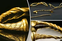 Dò kim loại trên bãi đất trống, bất ngờ tìm thấy 'báu vật' vô song