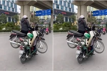 Video: Xe máy công kênh cả người lẫn xe đi vun vút giữa phố