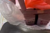 Cha nói có hộp cơm dưới bể nước, mở xem...3 con nức nở