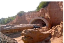 Đụng trúng 'con rồng' dài gần 400m, hiện trường lập tức bị phong toả 