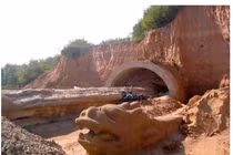 Đụng trúng 'con rồng' dài gần 400m, hiện trường lập tức bị phong toả 