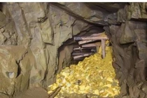 Hang động tỏa ánh vàng, lão nông vội đột nhập và cái kết sững người 