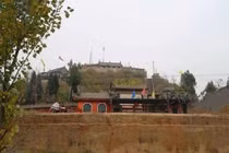 Đến gần lăng mộ cổ, công nhân run lẩy bẩy nghe thấy âm thanh lạ