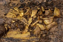 Mở quan tài vị vua bị phế truất, sửng sốt thấy thứ bên trong