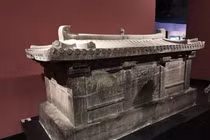 Bất chấp lời nguyền mở mộ bé gái, bàng hoàng thấy cảnh bên trong 