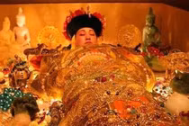 Cạy nắp quan tài Từ Hy, mộ tặc ngã quỵ trước cảnh tượng này 