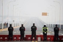 Người dân Hồ Bắc tháo chạy qua sông Dương Tử để tránh virus corona