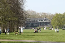 Bất chấp COVID-19, dân Anh vẫn ra công viên thể dục tắm nắng