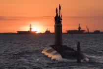 Xót xa cảnh tượng tàu ngầm Mỹ "trầy da tróc vẩy" nặng nề