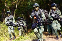 Quân đội Singapore với quân phục kín mít bất chấp nặng, nóng kinh hoàng