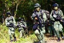Quân đội Singapore với quân phục kín mít bất chấp nặng, nóng kinh hoàng