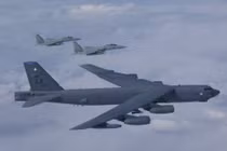 Mỹ đưa siêu máy bay ném bom áp sát biển Trung Quốc, Bắc Kinh "đứng hình"