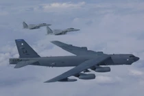 Mỹ đưa siêu máy bay ném bom áp sát biển Trung Quốc, Bắc Kinh "đứng hình"