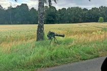 Lính Hà Lan dựng súng chống tăng bên đường, dân tá hoả báo cảnh sát 