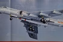 Trung Quốc quảng cáo máy bay ném bom H-6N: "Bình cũ rượu mới"? 