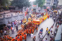 Ảnh: Dòng người chen chân rước 2 quả "đại pháo" ở làng Đồng Kỵ