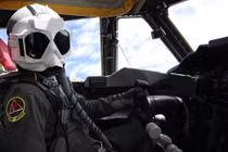 Phi công B-52 hóa "người ngoài hành tinh" khi ném bom hạt nhân