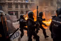 Bạo loạn ở Barcelona, hơn 50 người bị bắt giữ