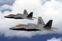 Tiêm kích F-22 của Mỹ bất ngờ có màu sơn nguỵ trang kiểu mới cực độc?