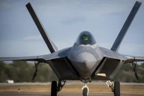 Tiêm kích F-22 Mỹ vừa đưa tới Qatar xịn hơn F-35 ở điểm nào?