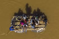 Cảnh tượng nhói lòng ở biên giới Mexico - Guatemala