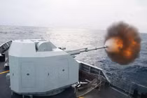 Cận cảnh hộ vệ hạm đông đảo nhất của Trung Quốc khai hoả rực lửa