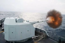 Cận cảnh hộ vệ hạm đông đảo nhất của Trung Quốc khai hoả rực lửa