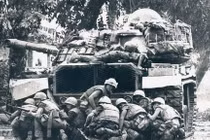 Hình ảnh lính Mỹ co cụm khi bị tấn công bất ngờ Tết Mậu Thân 1968