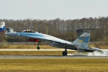 Cận cảnh chiến đấu cơ Su-35 Trung Quốc mới đưa vào biển Đông