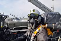 Phi công Ukraine bay MiG-29 với "mũ bảo hiểm" của... Pháp