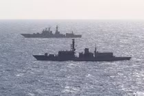 Tàu chiến Nga - Anh “vai kề vai” đi qua eo biển Manche