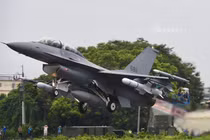 Mục kích tiêm kích Đài Loan thi nhau hạ cánh xuống đường cao tốc 