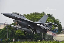 Mục kích tiêm kích Đài Loan thi nhau hạ cánh xuống đường cao tốc 