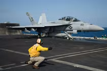 Tàu sân bay Mỹ đậu ngoài Vùng Vịnh, đợi "nắn gân" Iran