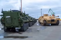 Mỹ lôi xe tăng ra khỏi kho chứa, tập trận sát biên giới Nga