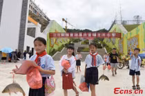 Học sinh giỏi được thưởng... cá chép sống chỉ có ở trường làng này