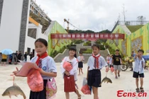 Học sinh giỏi được thưởng... cá chép sống chỉ có ở trường làng này