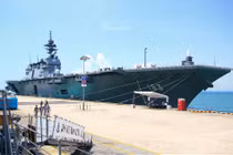 Cận cảnh khu trục hạm lớn nhất thế giới của Nhật đang ở Singapore