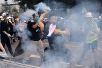 Người biểu tình Hong Kong tố cảnh sát dùng đạn hơi cay... hết hạn