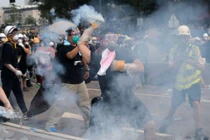 Người biểu tình Hong Kong tố cảnh sát dùng đạn hơi cay... hết hạn