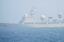 Cận cảnh do thám Trung Quốc xông vào giữa đội hình tàu chiến Mỹ