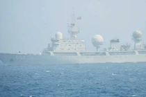 Cận cảnh do thám Trung Quốc xông vào giữa đội hình tàu chiến Mỹ